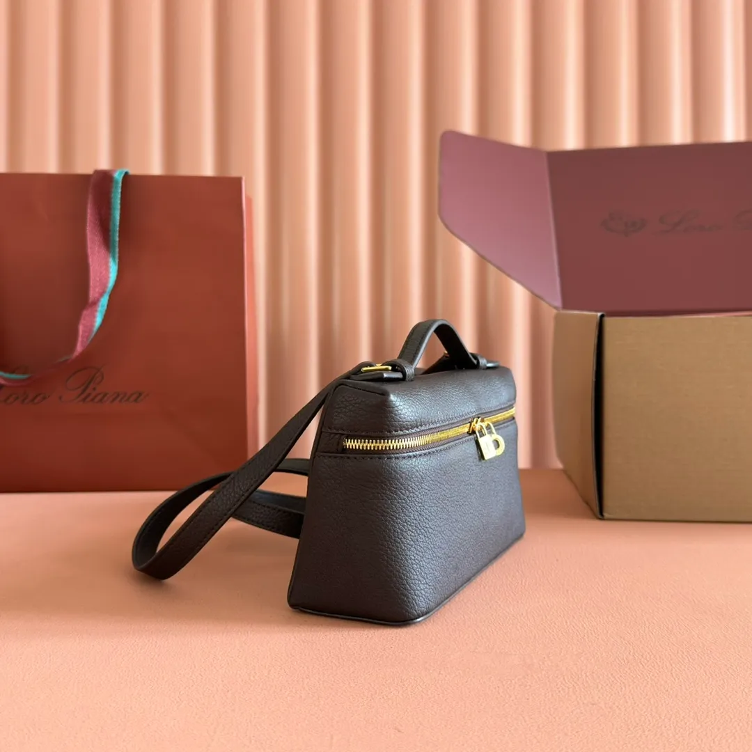p1160💋💋💋【Original leather configuration counter complete set of packaging】 𝐋𝐨𝐫𝐨 𝐏𝐢𝐚𝐧@ Extra pocket L19 series handbag/crossbody bag, all steel, the most comfortable life is the undefined life, just like loro The material design of pian@ does not require complicated design styles. The simple and soft outline is elegant and durable, like an exquisite cosmetic case, which perfectly balances appearance and functionality. The leather is delicate and feels as soft as butter. The small bag has a large capacity. It is not only portable with a thin shoulder strap, but can also be worn cross-body. Sisters who have a special liking for minimalist style can buy it. It is simple and versatile. The simpler, the more different. Stars and Instagram celebrities are all planting it. There are two sizes of 19 cm and 27 cm. One is exquisite and casual, and the other is elegant and grand. Size: Small: length 19×width 7×height 12cm (